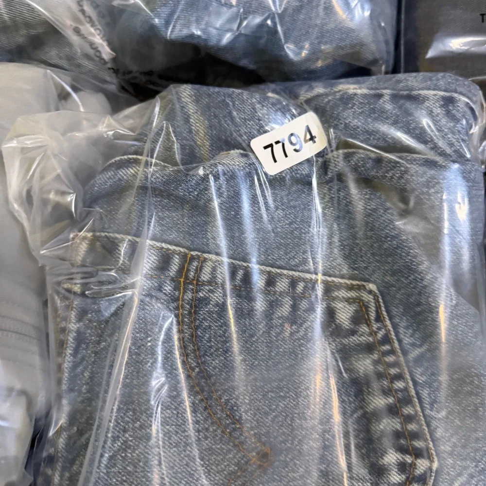 Levis 505 Regular Fit Straight Leg Jeans Mens 38x32 Medium Wash Blue Denim